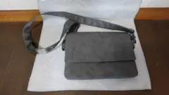 グレーショルダーバッグ フラップ付き