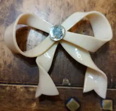 ヴィンテージ、大きなリボン　デザインのブローチ　ピンクベージュ