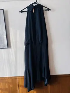 黒いハイネックフレアワンピース