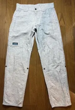 男性用グレーの KAVU パンツ