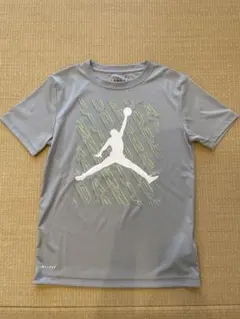 ナイキ　ジョーダン　半袖Tシャツ　150 ライトグレーのサムネイル