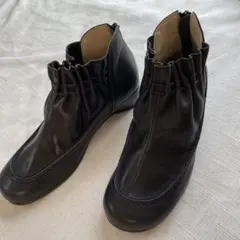 慈雨　黒レザーショートブーツ ギャザー付き