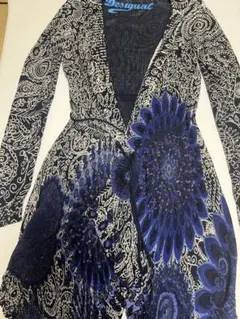 カーディガン 黒と青のパターン