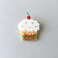 ミニ☆XmasカップケーキC ブローチ ビーズ刺繍 ハンドメイド