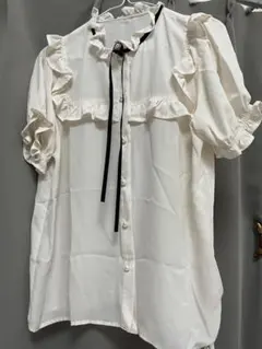 アンクルージュ　 フリル付きホワイトシャツ Mサイズ
