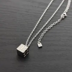 GIVENCHY ロゴ キューブ ネックレス