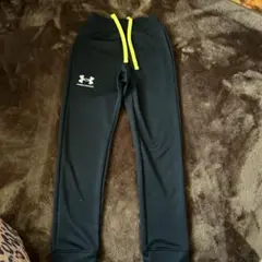 Under Armour 黒 ジャージ YXS