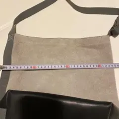 Maggie Farm ショルダーバッグ グレーと黒 スエードと皮革