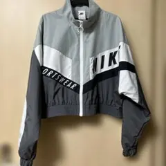 ほぼ新品　NIKE ウィメンズ　ブルゾン