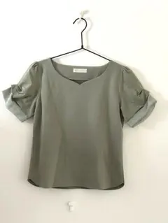 早い者勝ち！12 Twelve Agenda♡Vネックトップスオリーブグリーンのサムネイル