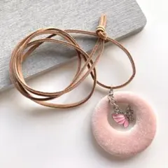 優しいピンク　蝶々　ハンドメイド　紐ネックレス