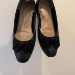 リボン付き ブラックパンプス 低ヒール