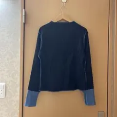 黒と青のストライプ長袖トップス