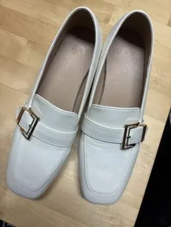 'GRL バックル付きフラットパンプス ホワイト　23.5cmのサムネイル