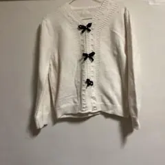 ホワイト カーディガン 黒いリボンボタン