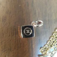 CHANELホリデーチャームスクエア チェーン付き