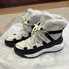 SOREL ファー付きスノーブーツ ホワイト/ブラック