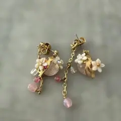 フラワーモチーフ 揺れるピアス ゴールドカラー