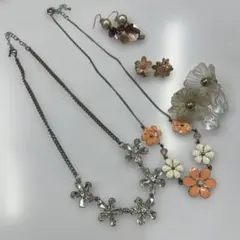 アクセサリーまとめ売り　フラワーモチーフ ネックレス2点、ピアス3点
