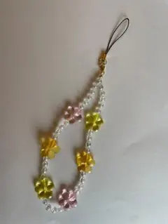 花モチーフ　クリアビーズのハンドメイド携帯ストラップ