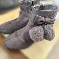 22cm グレー スエード風 リボンファーブーツ