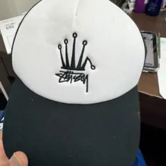 Stussy トラッカーキャップ ホワイト/ブラック - メルカリ