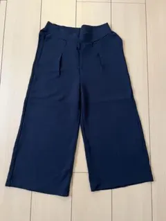 レーヨン素材のワイドパンツ