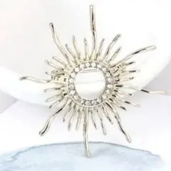 ブローチ　太陽　ヴィンテージ風デザイン　ラウンド型　ゴールドカラー