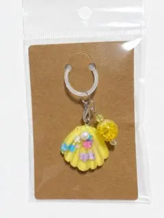 黄色い貝殻とキラキラビーズのめじるしチャーム ハンドメイド