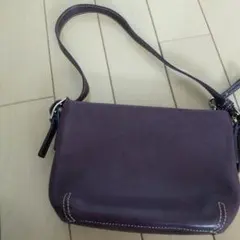 新品同様　COACHのレザーショルダーバッグです。深みのあるワインレッド