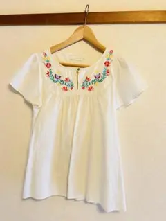 刺繍入りホワイト半袖トップス