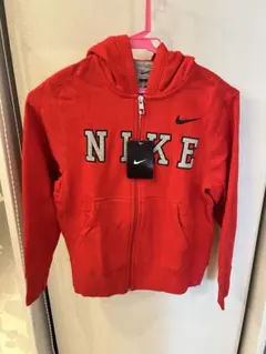 新品未使用　Nike 赤 フルジップパーカー S 140cm プリント刺繍