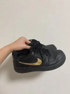 NIKE AIRブラック/ゴールド スニーカー
