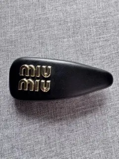 MIUロゴ入り　ヘアバレッタ　クリップ　アクセサリーブラック