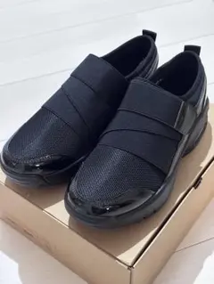 エアクッション内蔵の本格ブラックスニーカー