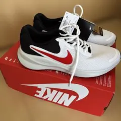 Nike ホワイト/レッド/ブラック スニーカー