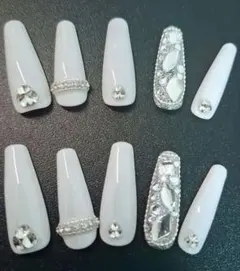 ホワイト系埋めつくしネイル y2k 韓国 シズニルック スナ系 ワンホン ギャル