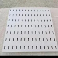 有孔ボード パンチングボード パネル メッシュ　取付金具付き 28×28cm