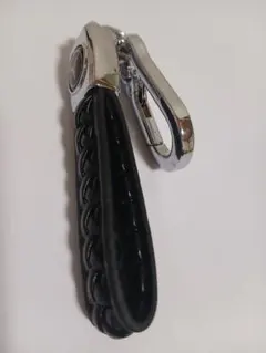 ブラックレザーキーホルダー 三角ロゴ付き
