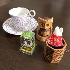 カップとソーサー、置物セット　お土産品