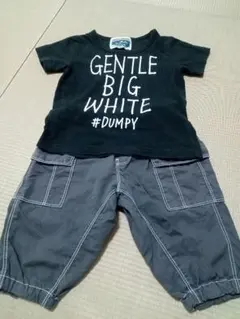 黒Tシャツとグレーのパンツセットのサムネイル