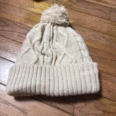 アイボリー ケーブル編み ニット帽 ポンポン付き