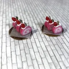 ミニチュアスイーツ　ハンドメイド　いちごロールケーキ