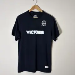DUARIG Tシャツ ネイビー VICTOIRE ロゴのサムネイル