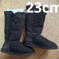 UGG ブラック ボタン付きムートンブーツ