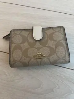 COACH 二つ折り財布 カーキ×チョーク シグネチャー柄