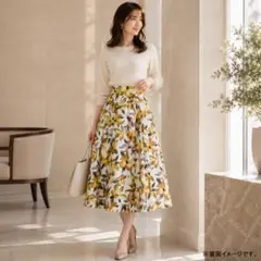 美品 高級感 JUSGLITTY 花柄フレアスカート 半端丈 ホワイト 1のサムネイル