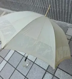 長傘　イヴ・サンローラン　淡いクリーム色の日傘のサムネイル