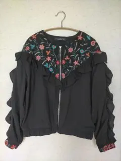 ZARA 花柄刺繍入りフリルブルゾン L ブラックのサムネイル