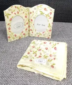 Laura Ashley　フォトフレーム　フォトスタンド　ハンカチ　いちごのサムネイル